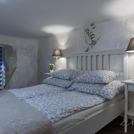 בודפשט Sleek Minimalist Studio At Inner City מראה חיצוני תמונה