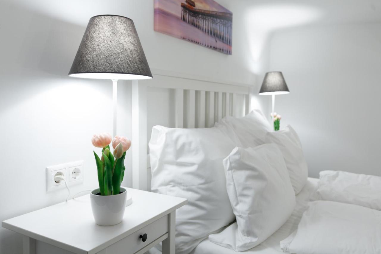 בודפשט Sleek Minimalist Studio At Inner City מראה חיצוני תמונה