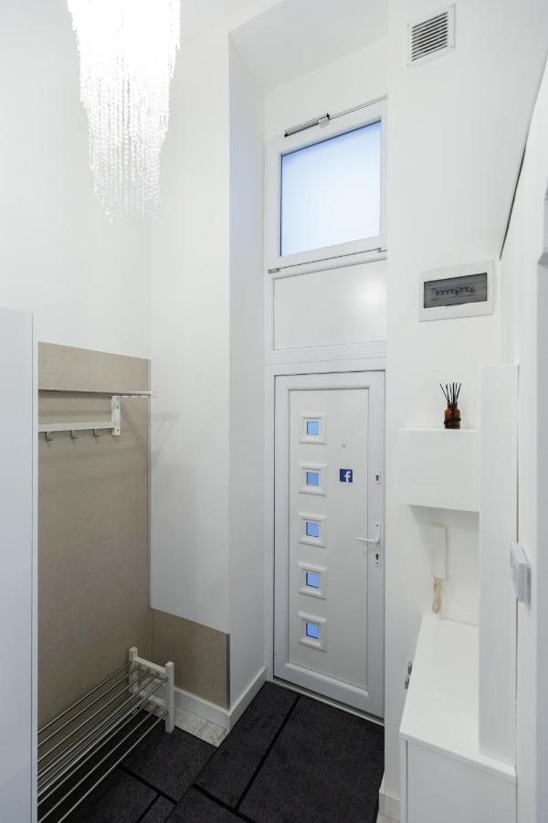 בודפשט Sleek Minimalist Studio At Inner City מראה חיצוני תמונה