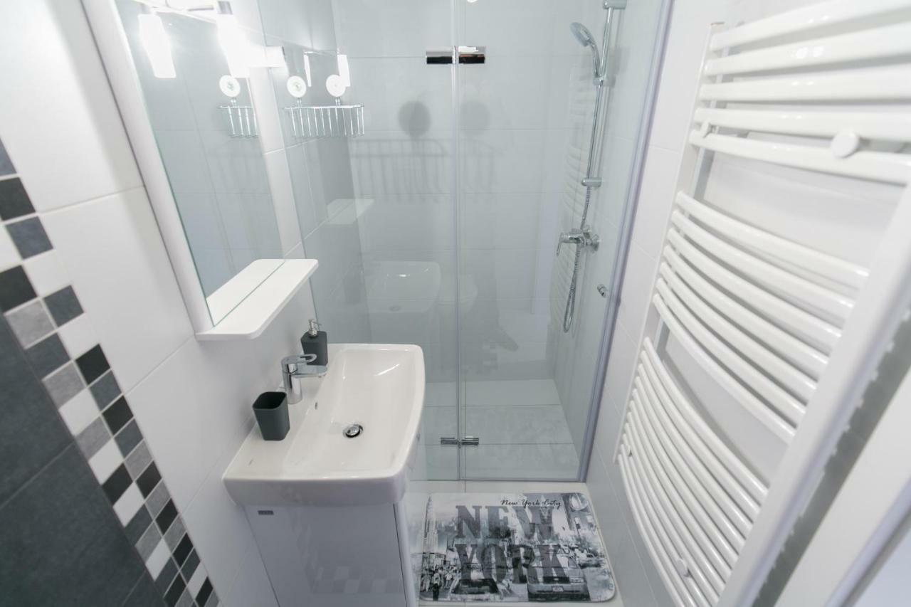 בודפשט Sleek Minimalist Studio At Inner City מראה חיצוני תמונה