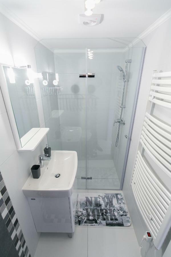 בודפשט Sleek Minimalist Studio At Inner City מראה חיצוני תמונה